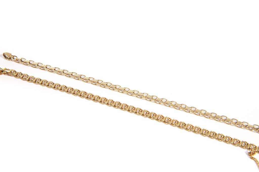 TWO GOLD BRACELETS, 20g: Two yellow gold link bracelets, one with box closure and safety chain and one with anchor closure. One marked 14k and one marked 18k. L. 8 1/4 in (21 cm) Total weight: 20g