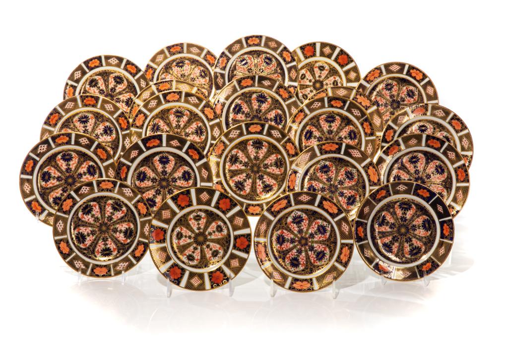 TWENTY-ONE ROYAL CROWN IMARI BREAD & BUTTER PLATES: Old Imari 1128. Nineteen dated 1912-1942. Together with two dated 1965. Dia. 16 cm (6 1/4 in.) Provenance: From Chelster Hall Oakville, Ontario by order of the Estate Trustee.
