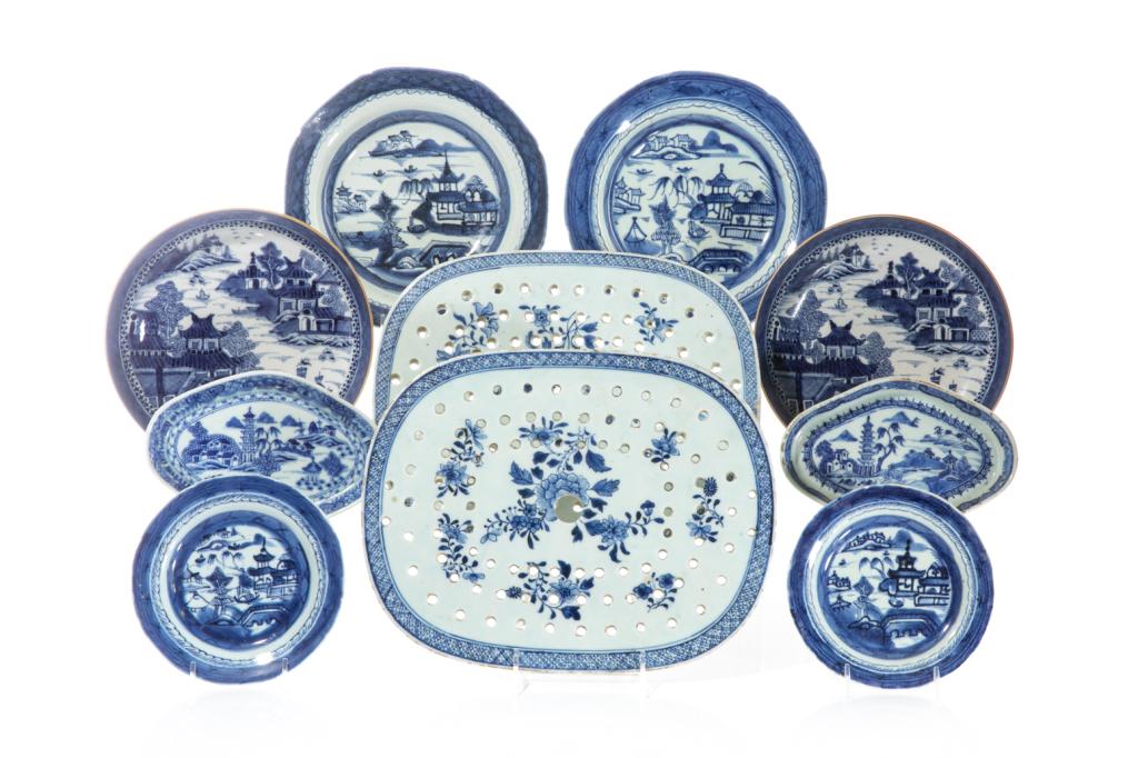 GROUP OF CHINESE EXPORT BLUE & WHITE PORCELAIN (1 of 8)