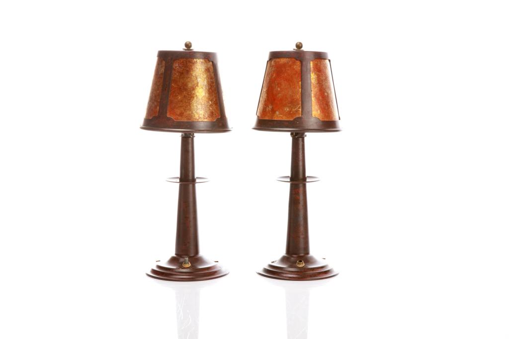 PAIR OF MICA VINTAGE ARTS AND CRAFTS TABLE LAMPS: American, late 20th century. Copper base and shade. H. 36 cm (14 1/4)