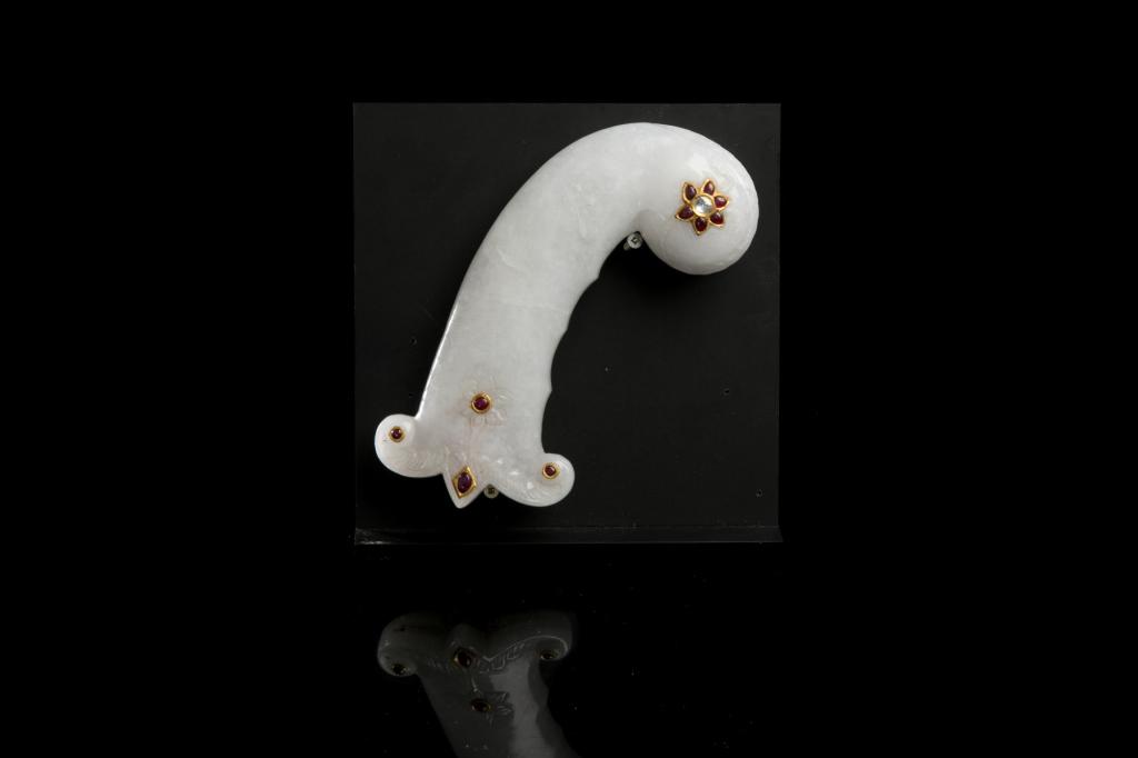INLAID WHITE JADE & HARDSTONE MUGHAL STYLE HANDLE: Jade in overall white tone carved with decorative florals. Inlaid with 22 hardstones on gold backings to hilt and top of handle. L. 15.5cm (6 in.)