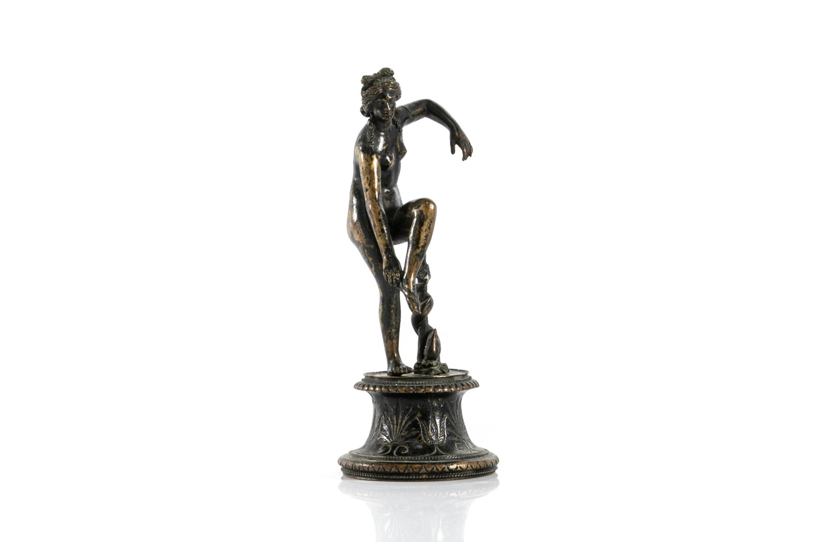 PATINATED BRONZE STATUETTE OF VENUS AFTER BATH: Italina, late 19th C. Classical nude depiction of Venus, inscribed to the base Fonderia Sommer Napoli. H. 17.5 cm (6 7/8 in)