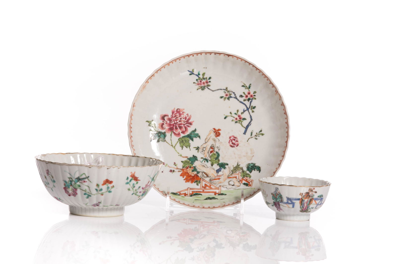 THREE CHINESE FAMILLE ROSE PORCELAIN BOWLS (1 of 5)