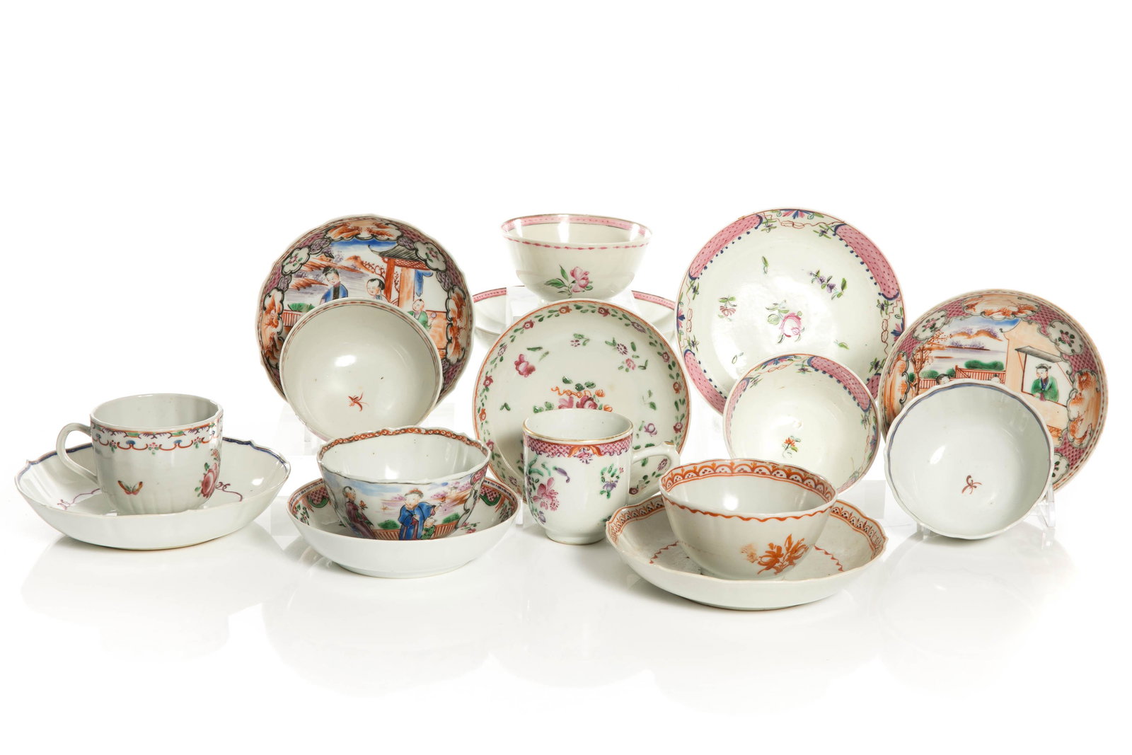 CHINESE EXPORT PORCELAIN CUPS AND SAUCERS (1 of 2)