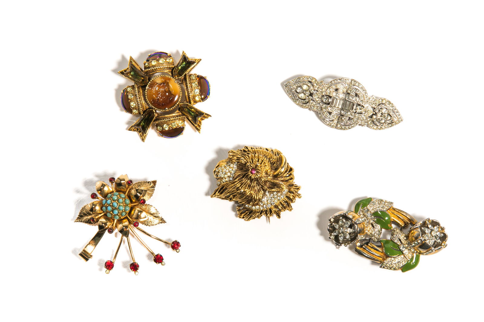FIVE VINTAGE BROOCHES AND CLIPS (1 of 2)