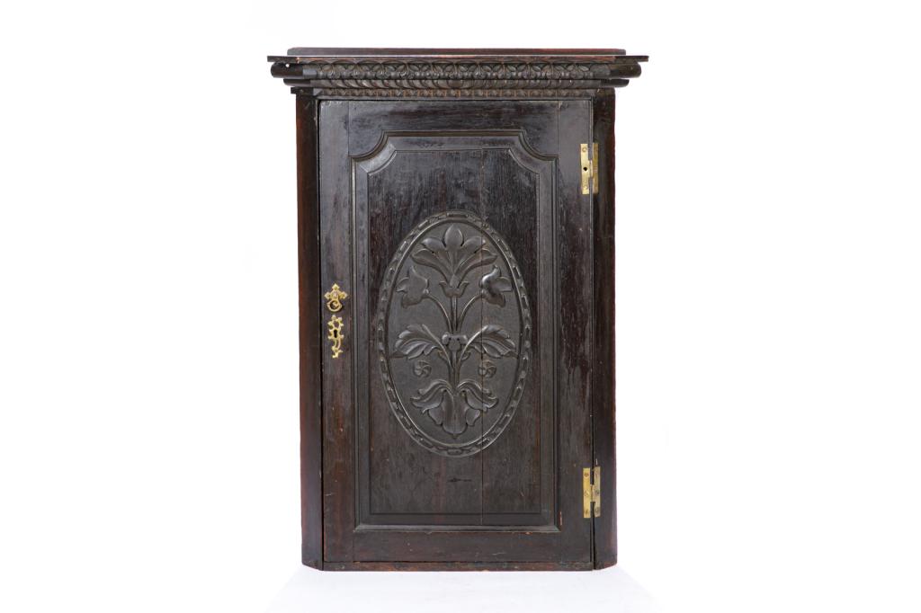 PERIOD OAK HANGING CORNER CUPBOARD (1 of 5)