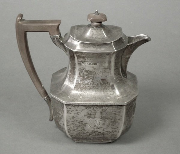 W&S SHEFFIELD 1937 SILVER WATER POT: English silver water pot. Sheffield, 1937 maker 'W&S'. H 19.5 cm (7 5/8 in). 629 grams total weight.