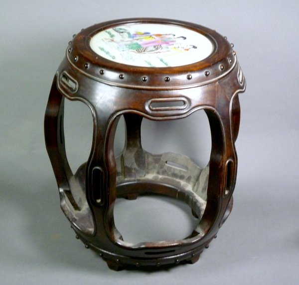 CHINESE HARDWOOD DRUM TABLE AND PORCELAIN PLAQUE: Chinese hardwood drum table with painted famille rose porcelain plaque, early 20th century.H 45 cm. (17 1/2 in.)