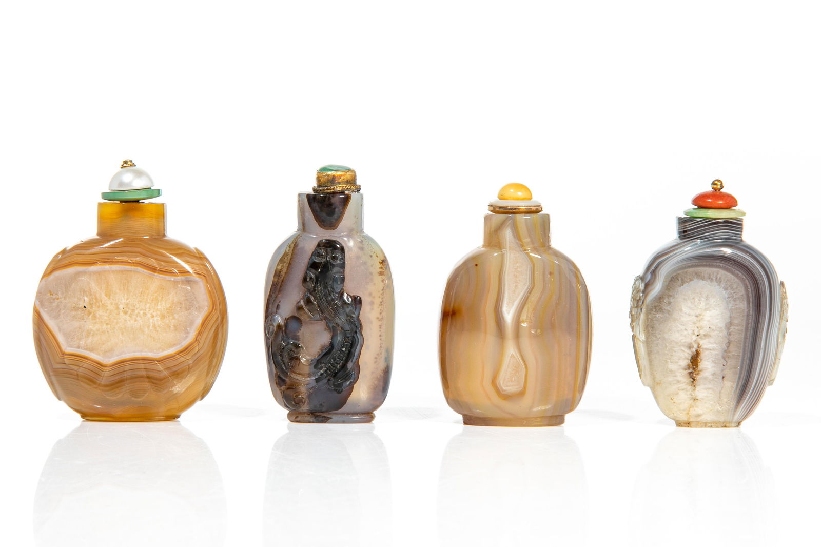 FOUR CHINESE CARVED AGATE SNUFF BOTTLES (1 of 6)
