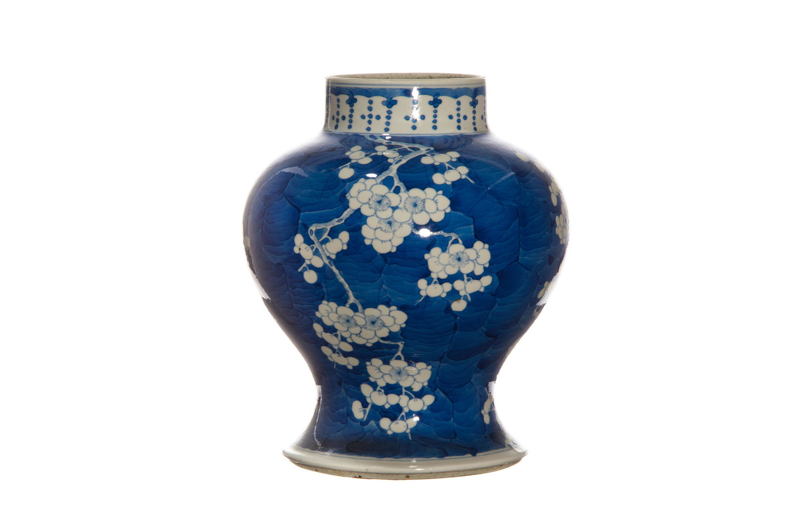 A LARGE CHINESE BLUE AND WHITE HAWTHORNE JAR (1 of 4)