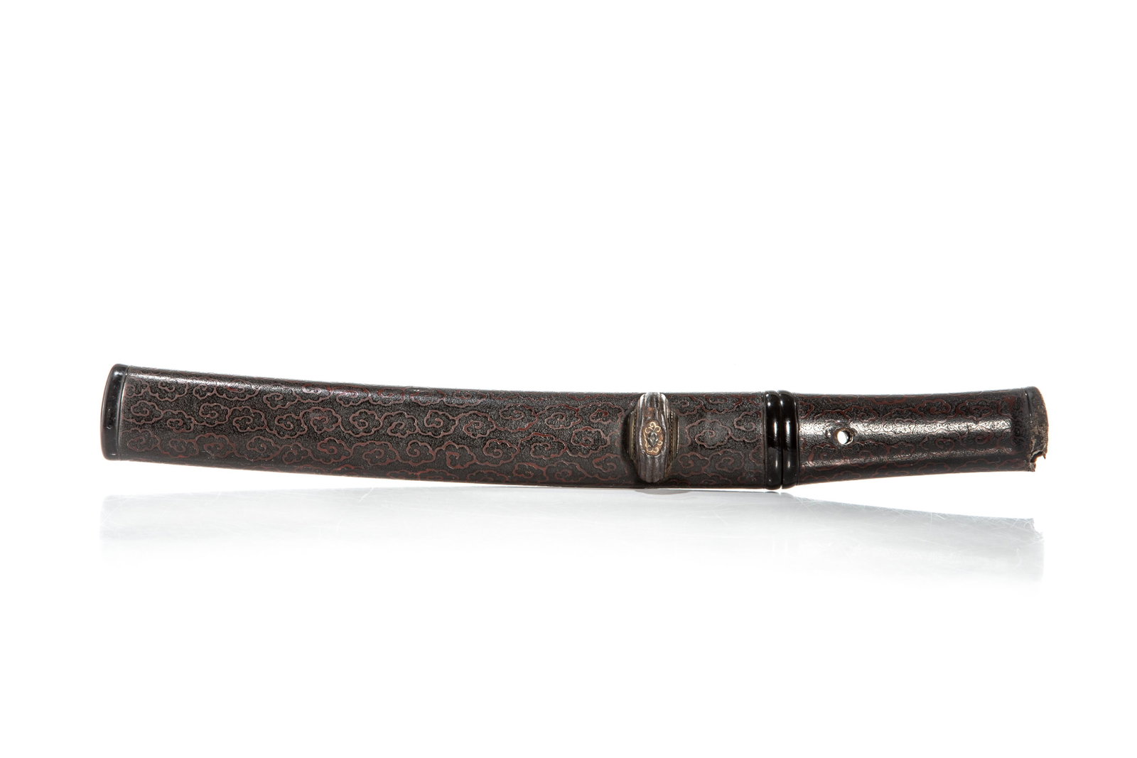 YORI-ODOSHI ARMOR PIECE: This heavy tanto features a silver foiled habaki. The Nagasa is 16 cm and has a thickness of 7mm with a choji gonome hamon in Nioi. Lacquer work is intact with some damage to the horn kashira. L. 34 c