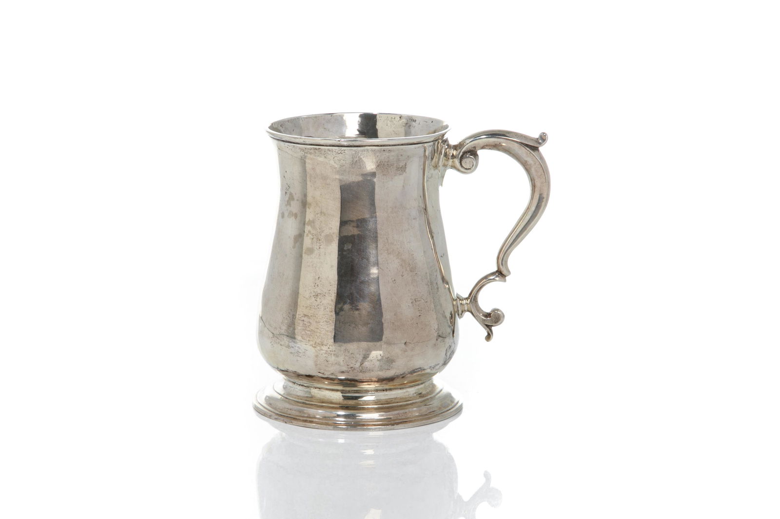 GEORGE II SILVER TANKARD, 352g (1 of 4)