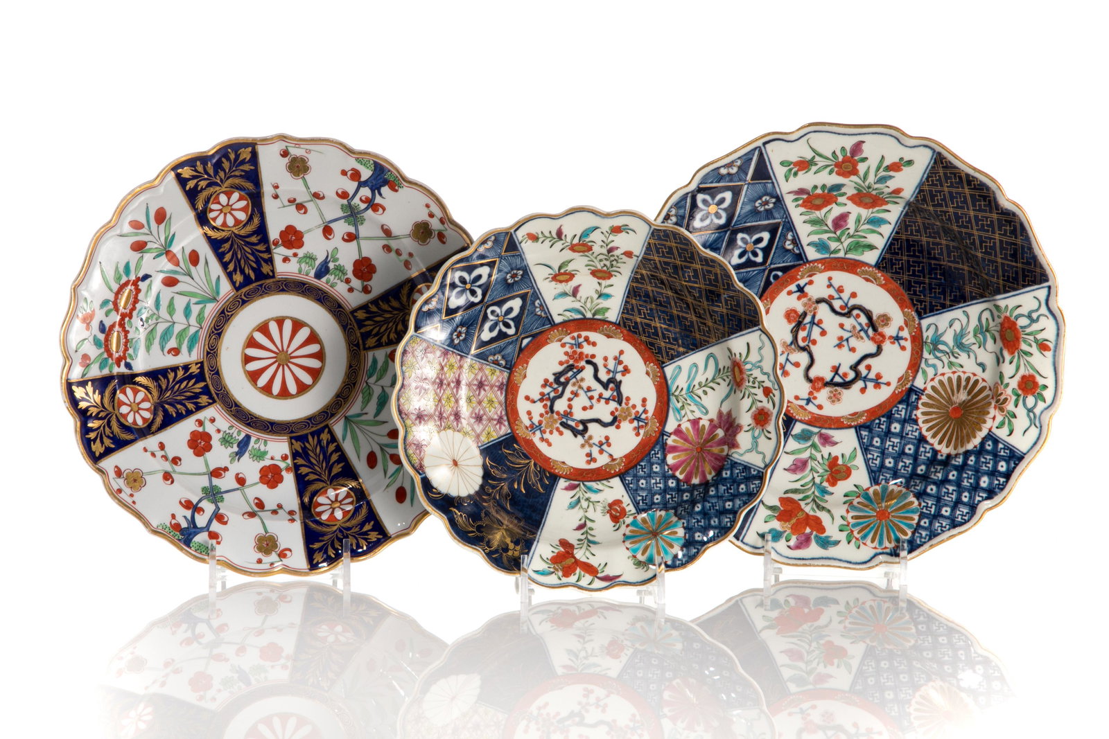 THREE 18TH C WORCESTER PORCELAIN PLATES (1 of 4)