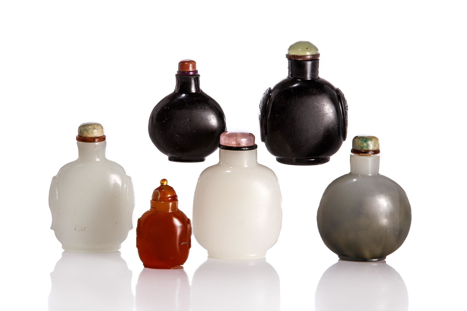 SIX CHINESE AGATE AND GLASS SNUFF BOTTLES (1 of 6)