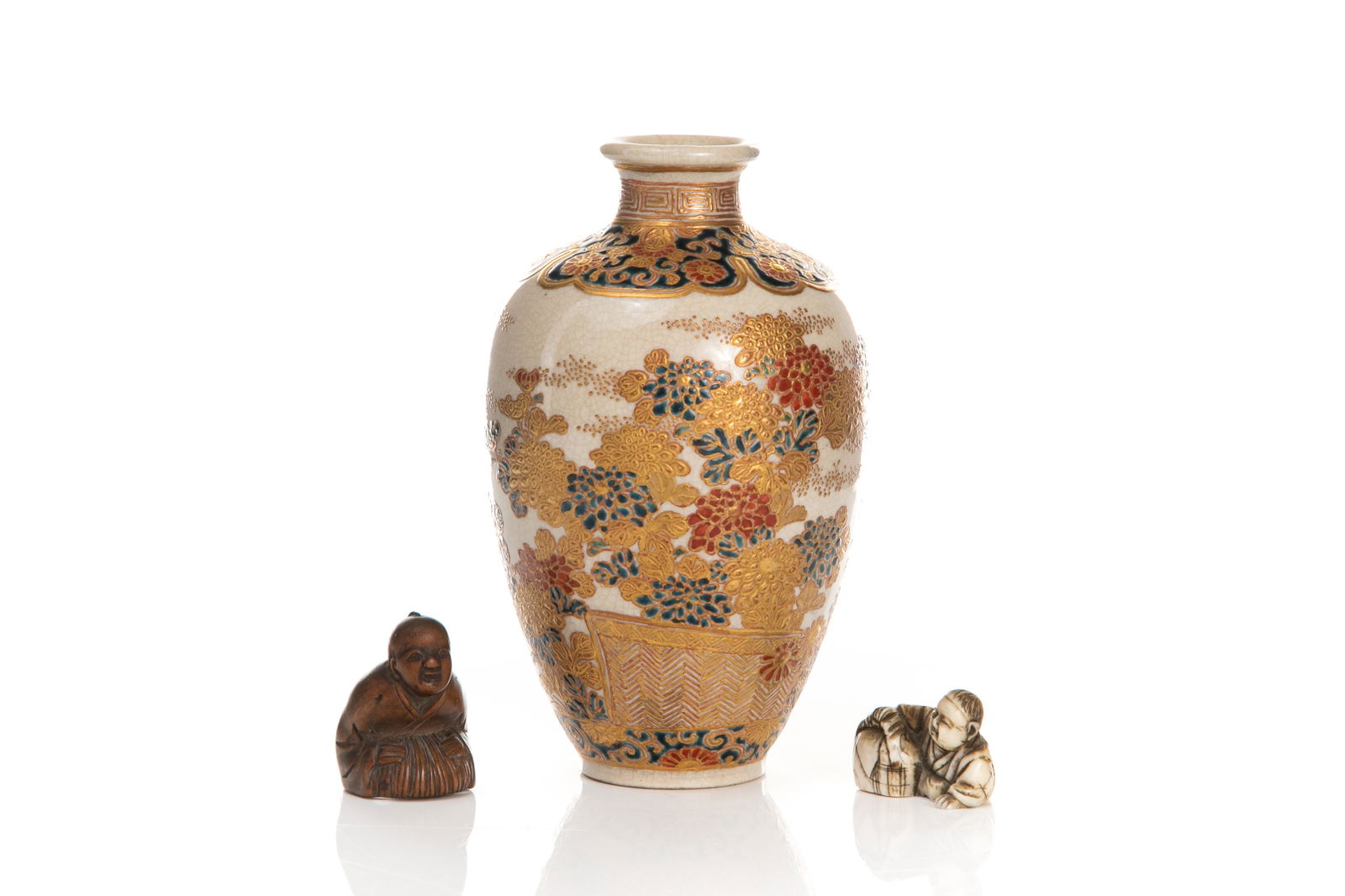 SMALL JAPANESE SATSUMA VASE WITH TWO NETSUKE (1 of 3)