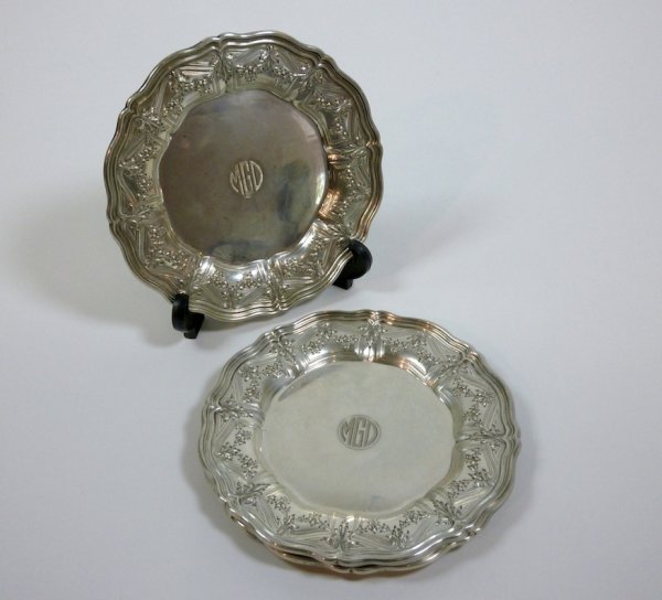 AMERICAN DURGIN SILVER PLATES C.D. PEACOCK: Set of four silver plates with floral swag decoration and scallop border. William B. Durgin Co. Early 20th century. D 18 cm (10 in.), 752 grams.
