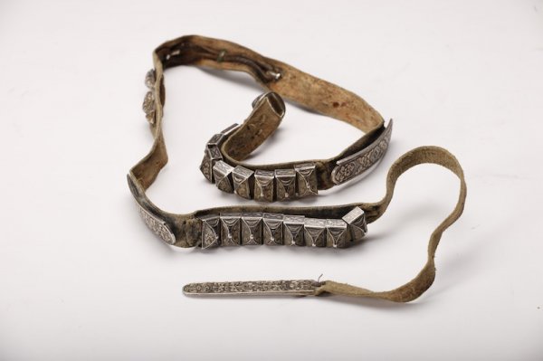 ARMENIAN NIELLO SILVER AND LEATHER BELT: A narrow leather strap with decorative silver mounts engraved and nielloed with a foliate motif. Some losses. 19th century. L 110 cm ( 43 3/8 in.)