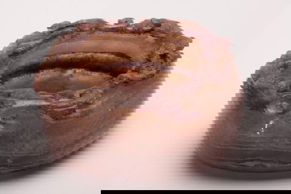 CHINESE PURPLE QUARTZ AGATE BRUSH WASHER: A Chinese stone brush washer made of purple layered agate or similar stone. Oblong with curved sides and three dragons cared in relief on the rim. L 10.5 cm ( 4 1/8 in.)