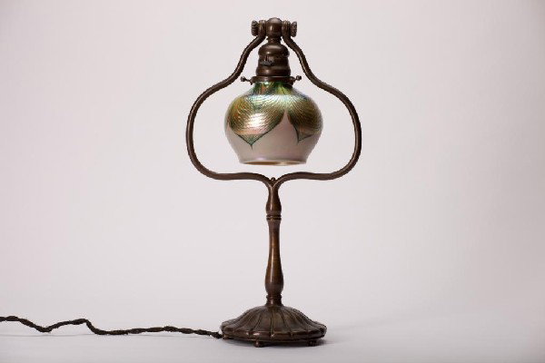 TIFFANY STUDIOS BRONZE HARP TABLE LAMP: With feathered shade of the period. Base signed Tiffany Studios New York, with original wiring. H 43.7 cm. (17 1/4 in.)