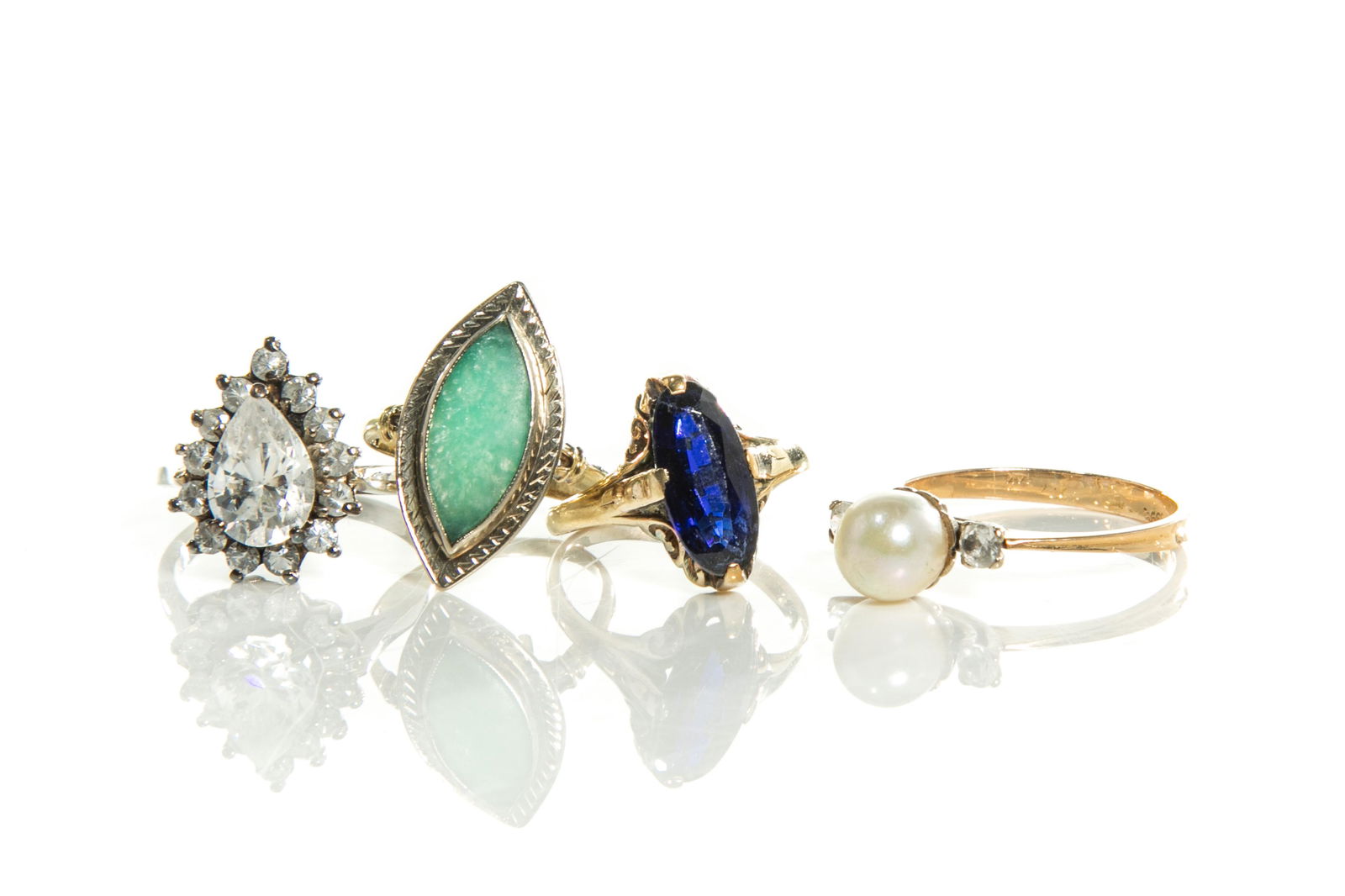 FOUR VINTAGE GOLD RINGS, 11g (1 of 1)