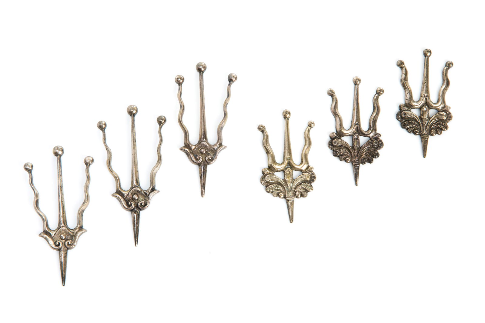 SIX ANTIQUE MAPUCHE SILVER BREAST PINS, 54g (1 of 5)