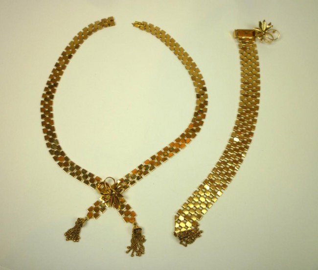 GOLD FLAT LINK BRACELET AND NECKLACE: 18k yellow gold. Necklace is lariat style with foliate motif at centre, terminating in two tassels together with matching bracelet. Length of necklace 56 cm (22 in.); bracelet 21.5 cm. (8 1/2 in.) Tot