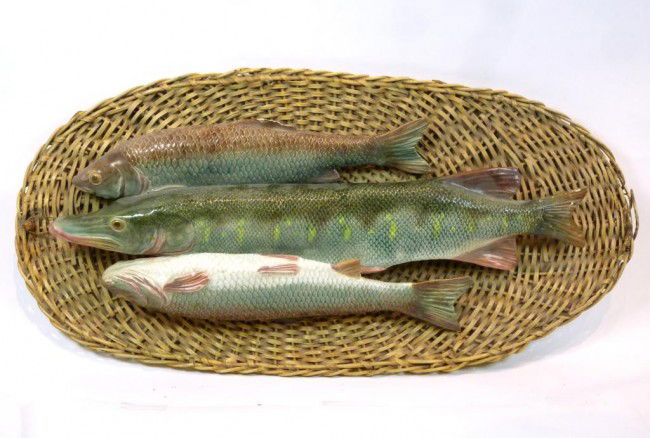 19TH CEN MAJOLICA FISH PLAQUE MOUNTED ON BASKET: English Majolica 19th century fish plaque mounted on hand woven basket. George Jones type. Condition noted.