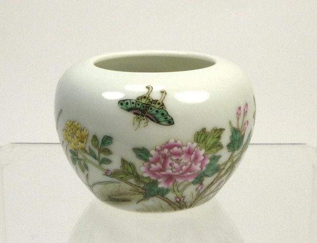 CHINESE FAMILLE ROSE BRUSH POT: A small circular brush washer with finely painted flowers and calligraphy. Six character mark in red to base. D 7 cm.