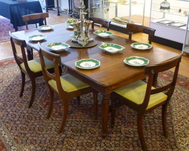 VICTORIAN DINING ROOM SET: Dining room table and six sabre leg chairs.