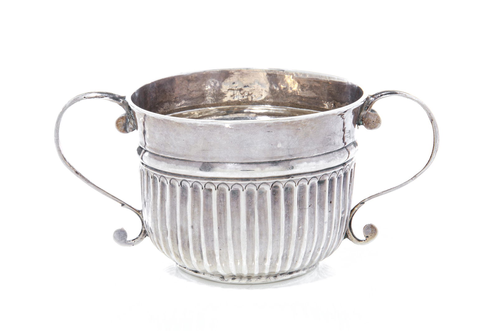 QUEEN ANNE ENGLISH SILVER CAUDLE CUP, 105g (1 of 4)