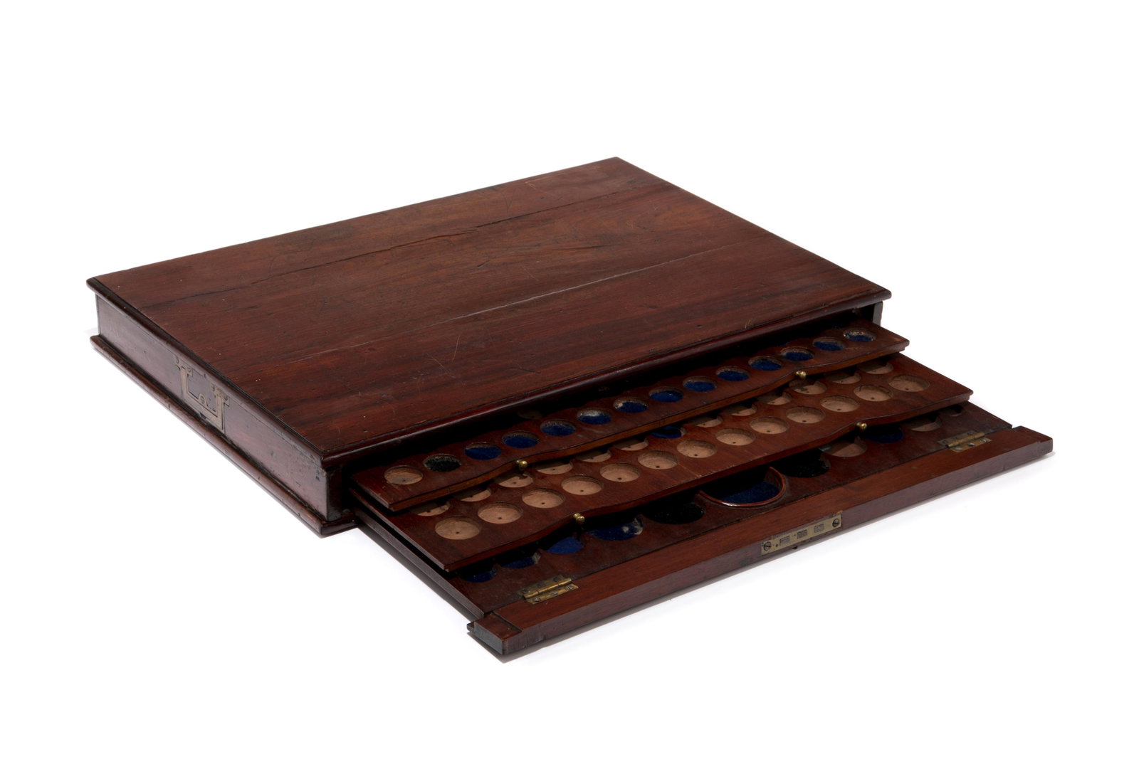 GEORGIAN MAHOGANY COIN AND MEDAL COLLECTORS CABINET: A large Georgian fitted case of four drawers for collectors of coins and metals. With velvet lined spots for variously sized coins, brass handles and escutcheon. No key present. L. of drawer: 55cm (21