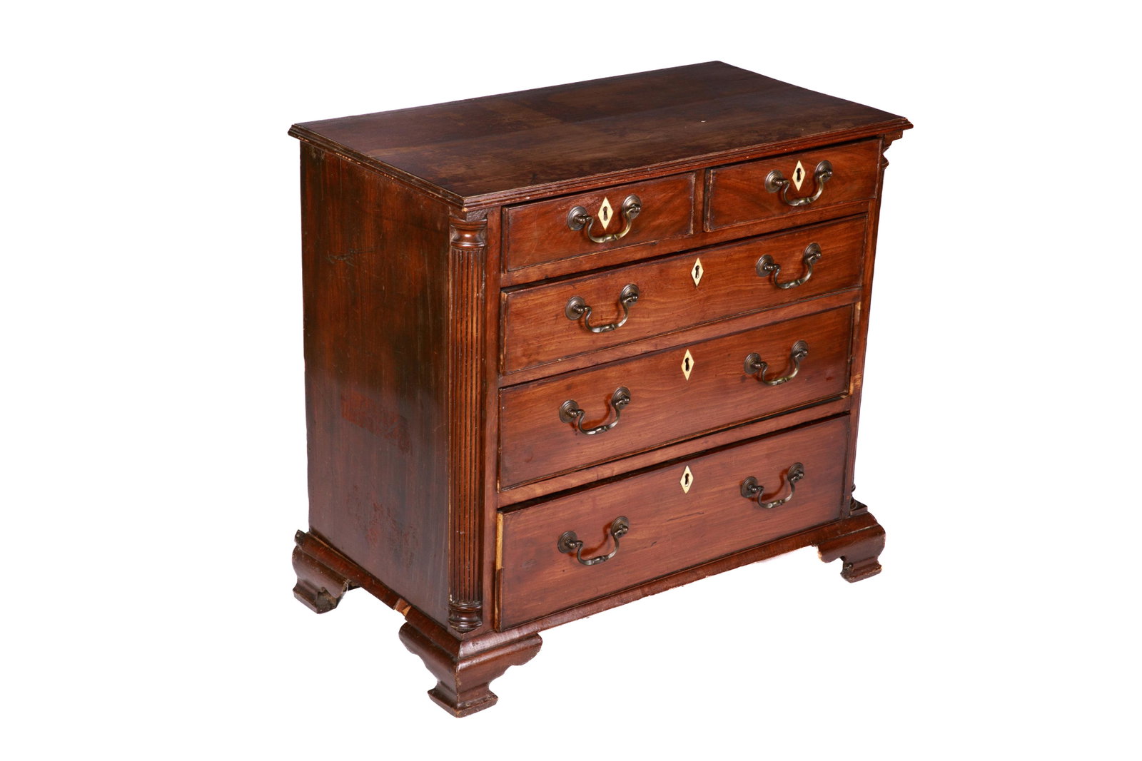 GEORGE III MAHOGANY CHEST OF DRAWERS: Five drawer chest with plain drop handles and natural escutcheons. Flanked by fluted column form supports, raised on ogee bracket feet. English, 18th C. H. 28 1/4" W. 31" D. 17" Bidders living outside
