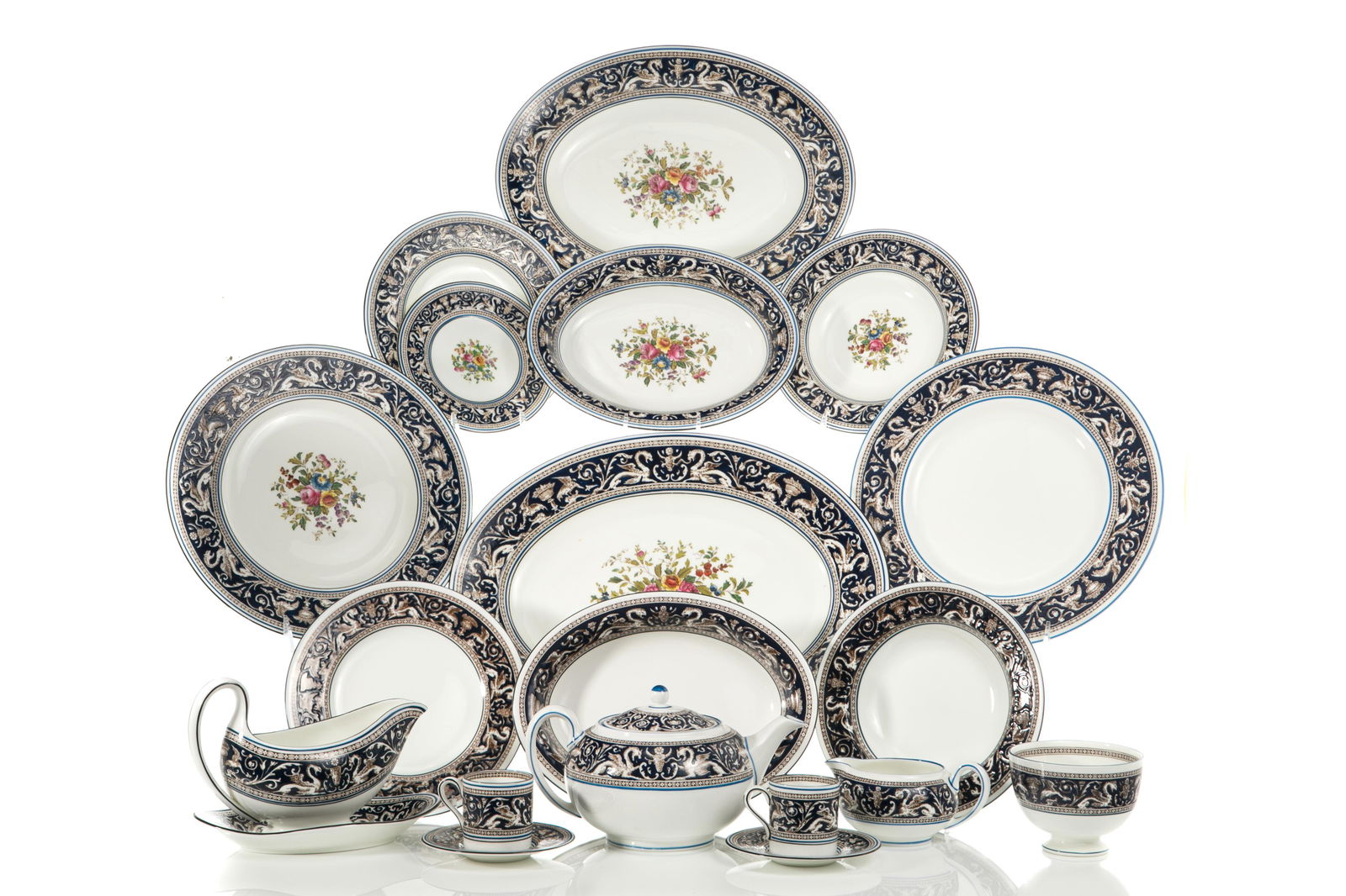 52 PCS WEDGWOOD PORCELAIN DINNER SERVICE (1 of 4)