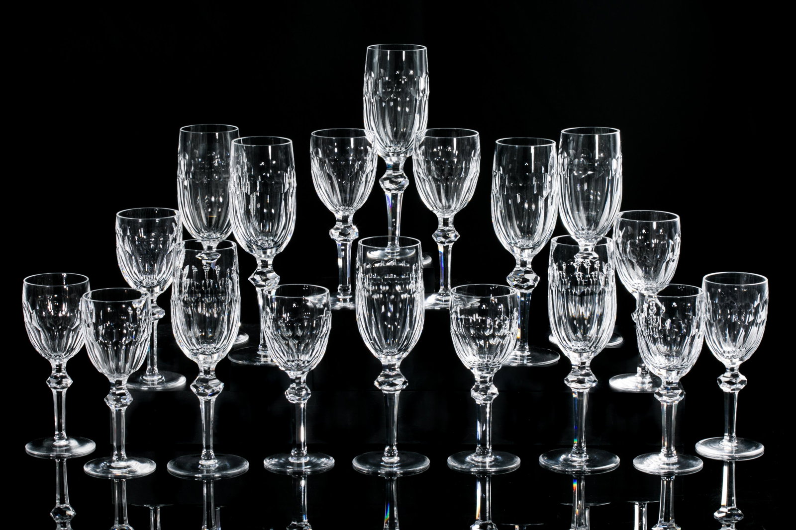 18 PCS WATERFORD CURRAGHMORE GLASS STEMWARE: In the Curraghmore pattern, comprising eight champagne flutes, and ten claret wine glasses. Cut glass, etched Waterford to base. H. 20.6cm (8 1/8in)