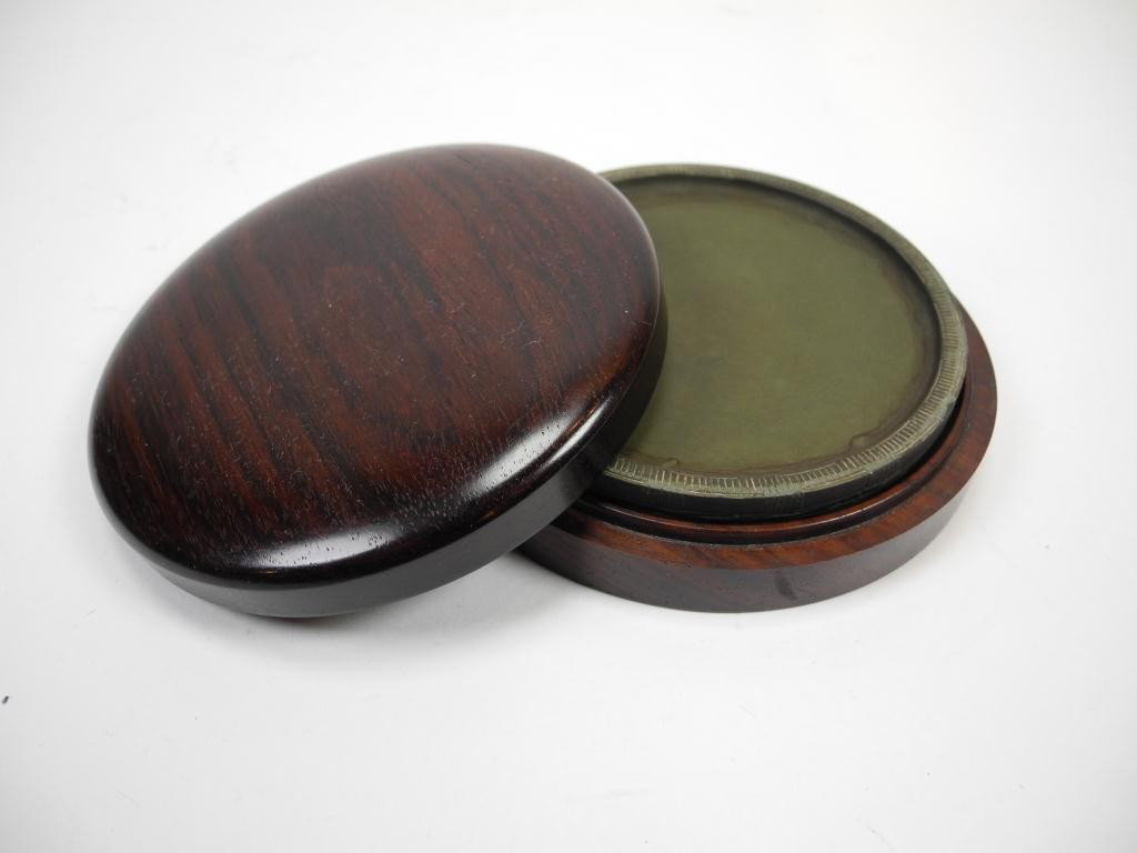 CHINESE INKSTONE IN WOOD BOX: Inkstone decorated with bamboo box pattern base, in original fitted Zitan wood box. D. 10.8cm (4.25 in.)