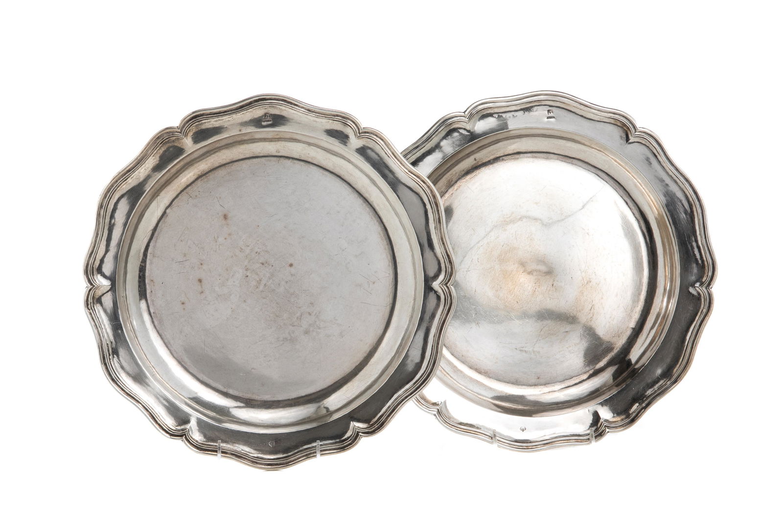 PAIR OF SILVER SPANISH COLONIAL CHARGERS, 2,311g (1 of 4)