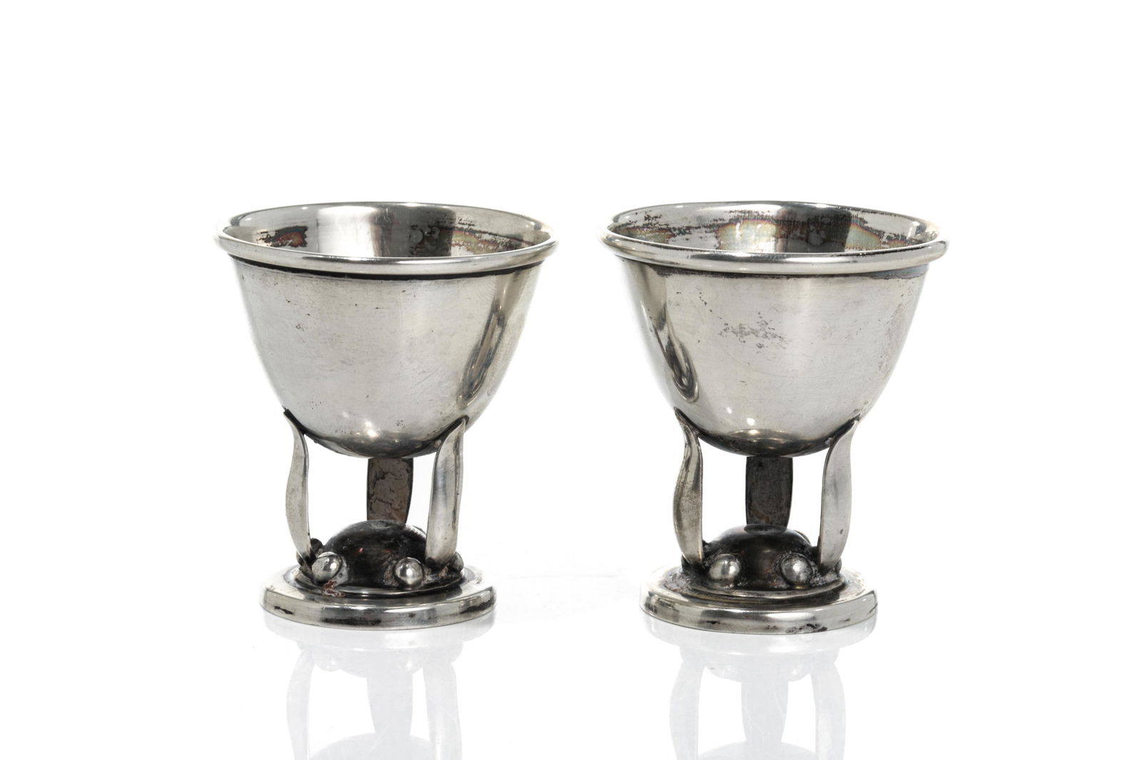 TWO POUL PETERSEN CANADIAN SILVER EGG CUPS: Pea pod pattern. H. 5.2 cm (2 in.)