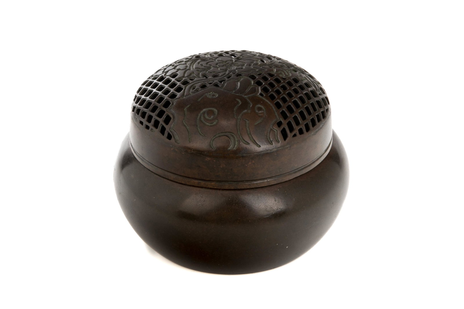 CHINESE BRONZE OPENWORK FLOWER & ROCK CENSER: Chinese, late Ming dynasty, its cover with openwork flower and rock decorations, with four-characters artist mark "zhang ming qi zhi" 张鸣岐 to its base. H. 5.4 cm (2 1/8 in.), Dia. 