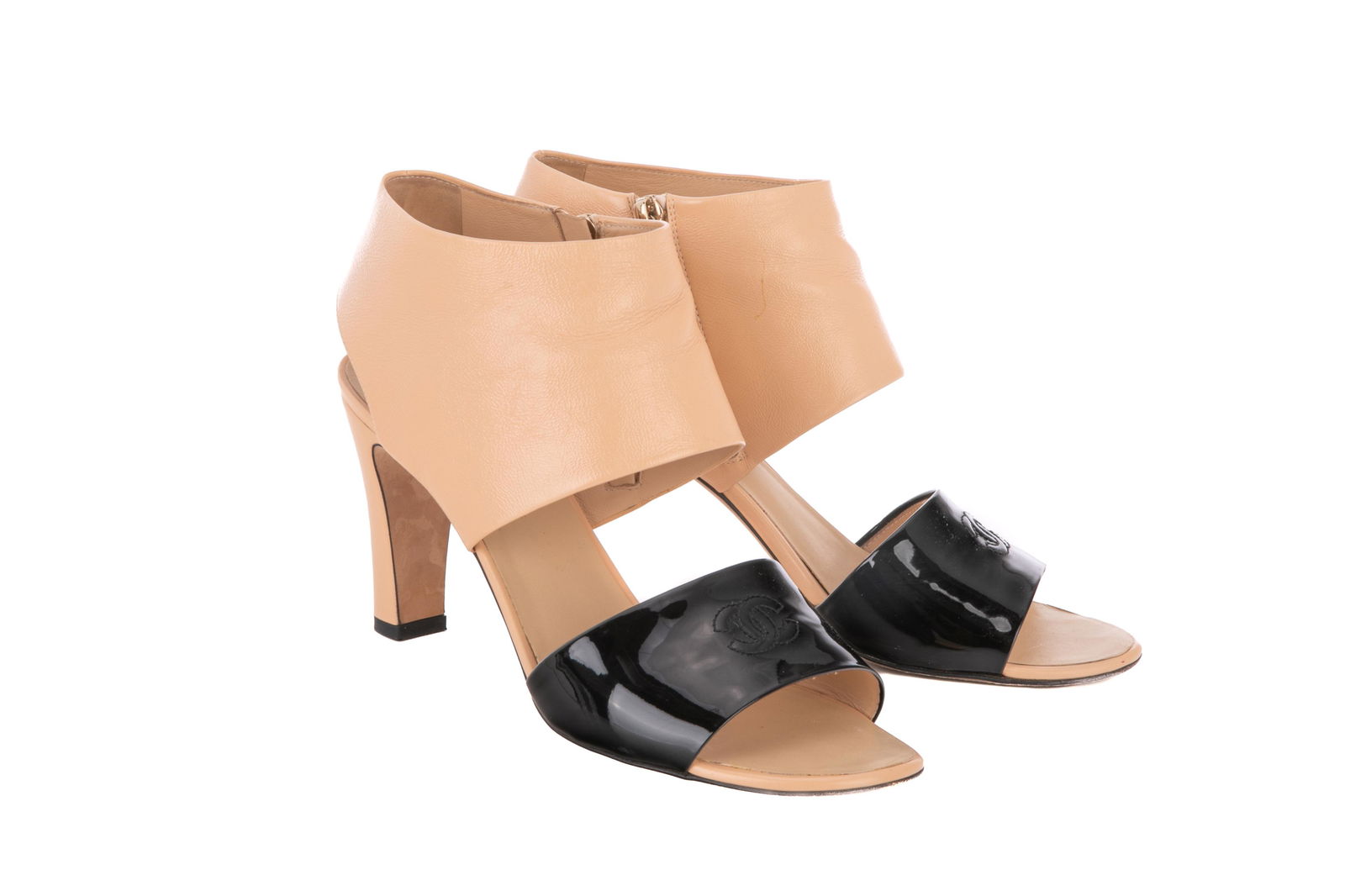 CHANEL BLACK PATENT LEATHER HEELED SANDALS (1 of 2)