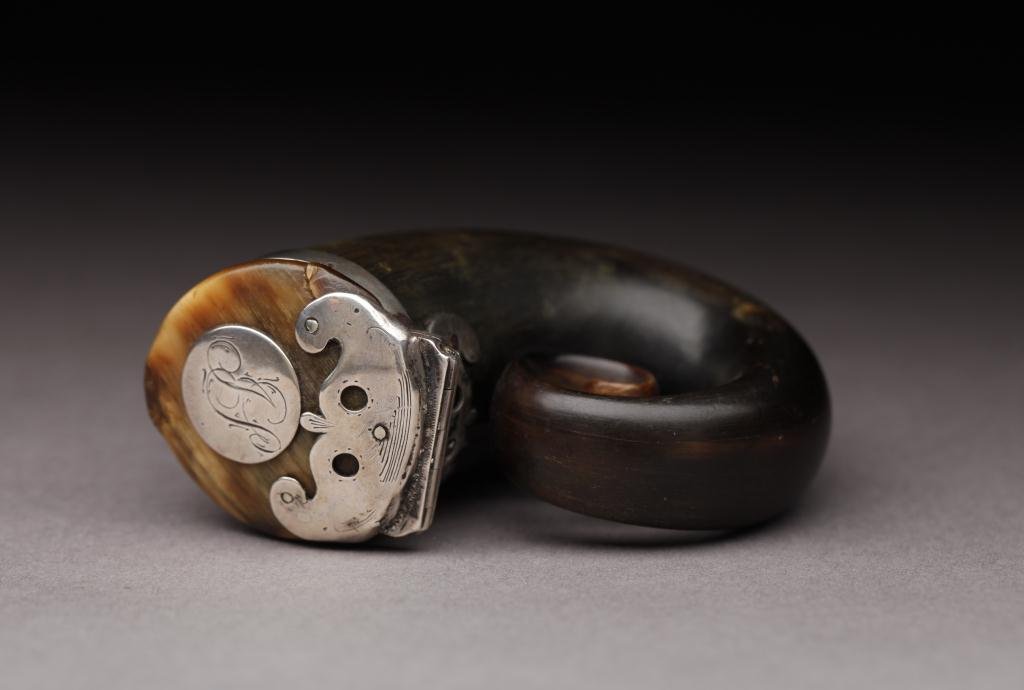 SCOTTISH SILVER MOUNTED HORN SNUFF MULL: late 18th/early 19th century. Topped with a silver mounted lid, the horn tapers to a delicate double scroll. Initialed on the lid. L. 8 cm (3 in.)