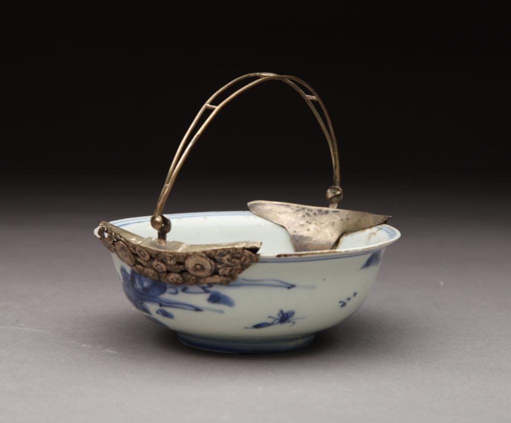 CHINESE MING BLUE AND WHITE BOWL W/ SILVER HANDLE: Painted with figures in a continuos riverside scene, with a mounted-on decorative silver handle.17th century. D. 14.5cm (5.7 in.)