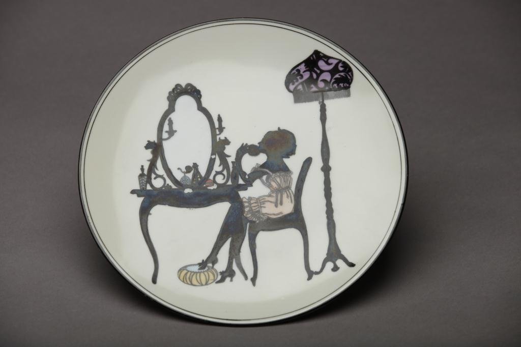 NORITAKE SILHOUETTE PLATE: Of a Victorian lady at her vanity. Green M-in-Wreath. Dia 22.5 cm. (8 7/8 in.)