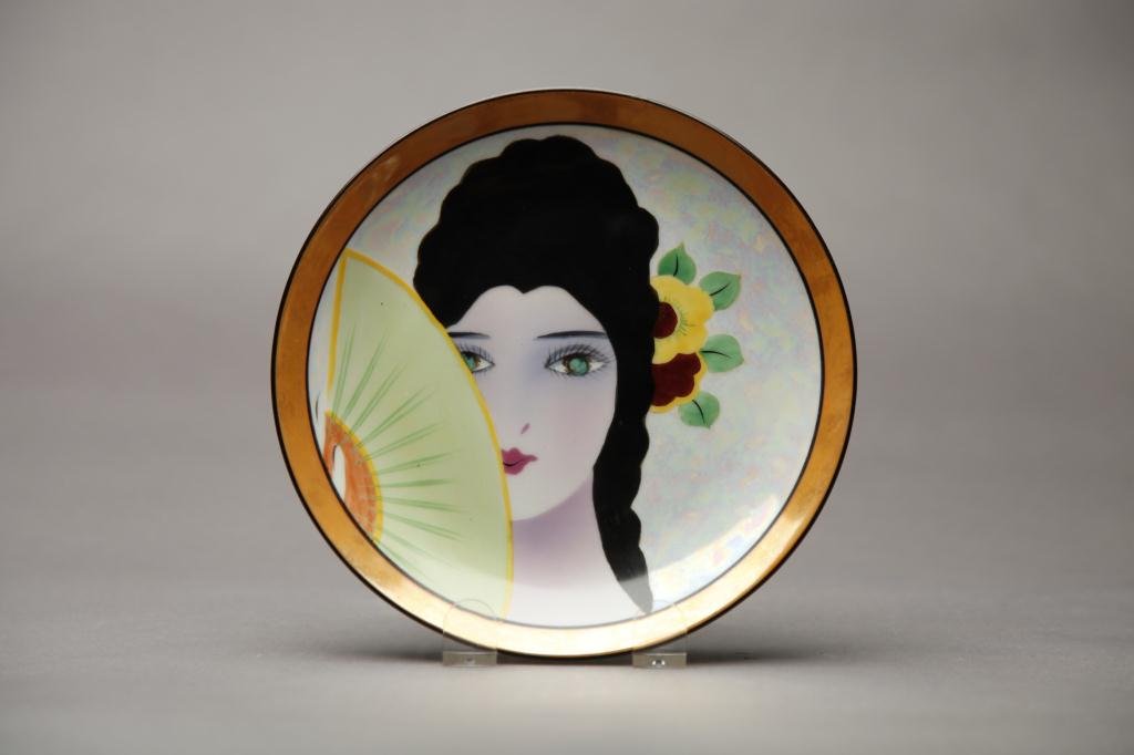 NORITAKE LUSTRE PORTRAIT PLATE: Portrait of a lady holding a fan. Red M-in-Wreath, Dia 19.6 cm. (7 3/4 in.)