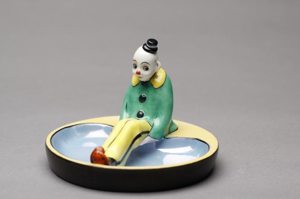 NORITAKE FIGURAL TRINKET DISH: Yellow and blue lustre dish with a seated hobo. Red M-in-Wreath, Dia 12.5 cm. (5 7/8 in.)