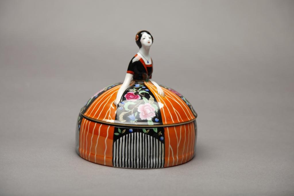 GOOD NORITAKE FIGURAL POWDER JAR: Fine decoration with alternating bands of orange lustre stripes and black matte with flowers. Red M-in-Wreath, 29.1, Dia 15.7 cm. (6 1/4 in.)