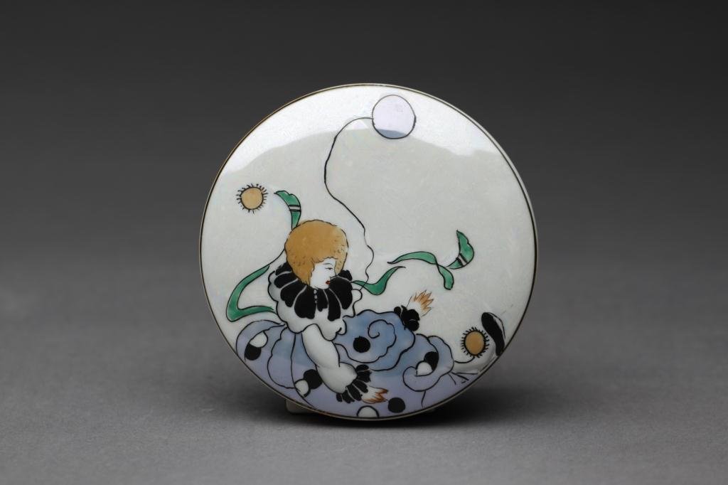 NORITAKE FLAT POWDER: White pearlized lustre with a blue clown holding balloon. Green M-in-Wreath, Dia 10 cm. (4 in.)