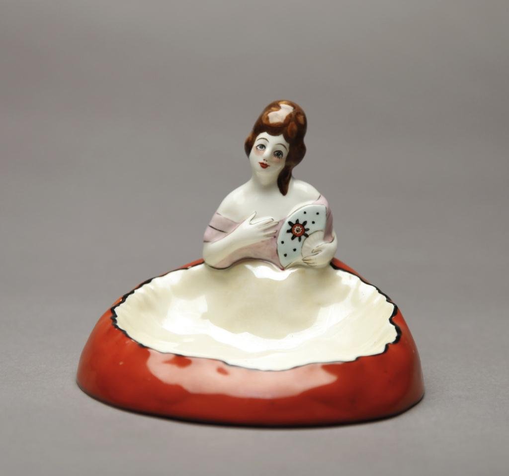 NORITAKE FIGURAL TRINKET DISH: Cream pearlized lustre shell dish with a half doll lady with fan. Green M-in-Wreath, Dia 13 cm. (5 1/8 in.)