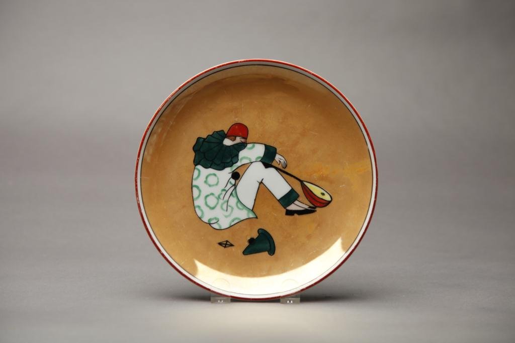 NORITAKE LUSTRE CLOWN PLATE: Caramel ground with a sad clown and mandolin. Red M-in-Wreath, Dia 21.5 cm. (8 1/2 in.)