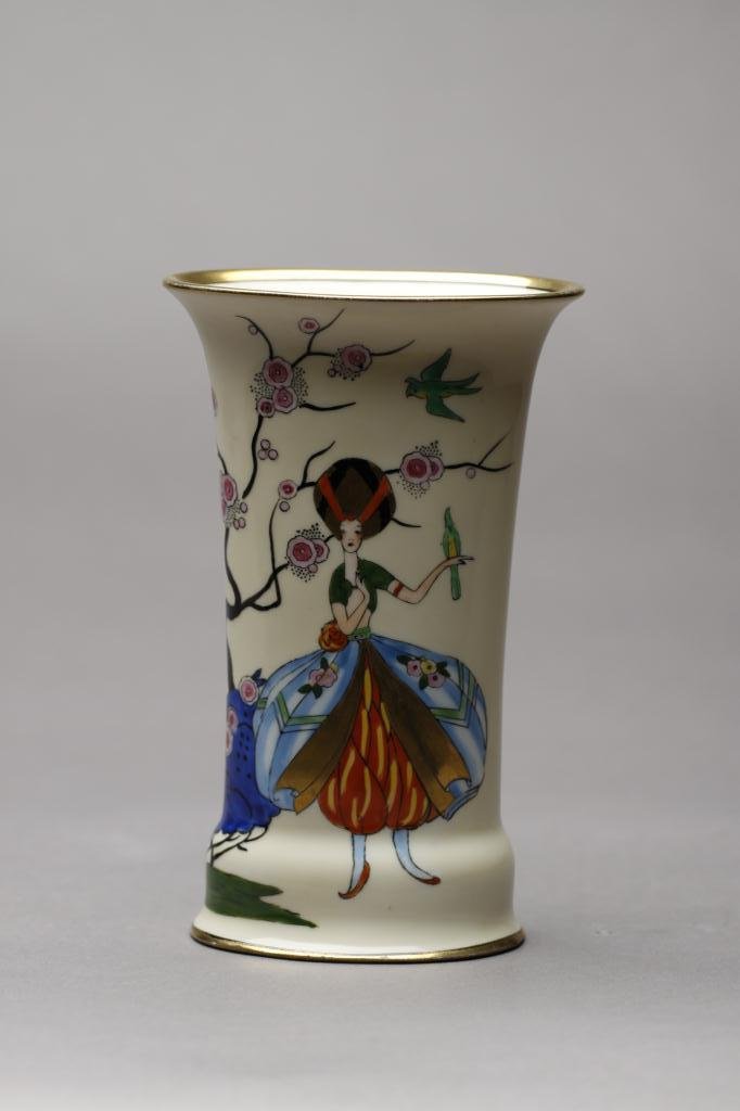 NORITAKE PERSIAN VASE: With standing lady beneath the blossom tree and parrots. Red M-in-Wreath, 29.1. H 16.8 cm. (6 3/4 in.)