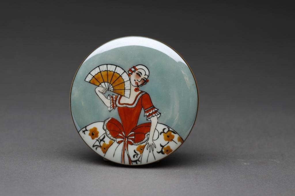 NORITAKE FLAT POWDER JAR: Caramel and green lustre with a lady holding a purple fan, Red M-in-Wreath, Dia 10 cm. (3 7/8 in.)